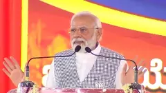 Who threw mobile phone towards PM Modi in Mysuru?