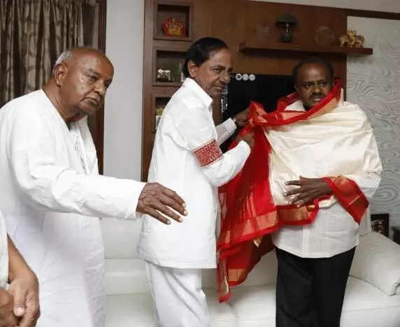 Despite Gowda bonhomie, why is KCR not campaigning for JD(S) in Karnataka? Despite Gowda bonhomie, why is KCR not campaigning for JD(S) in Karnataka?