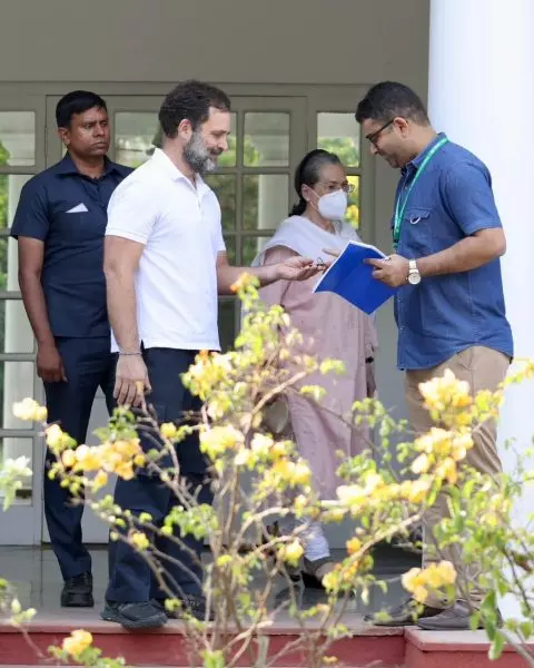 Rahul Gandhi vacates his official bungalow in Delhi; Tharoor dubs it exemplary gesture Rahul Gandhi vacates his official bungalow in Delhi; Tharoor dubs it exemplary gesture