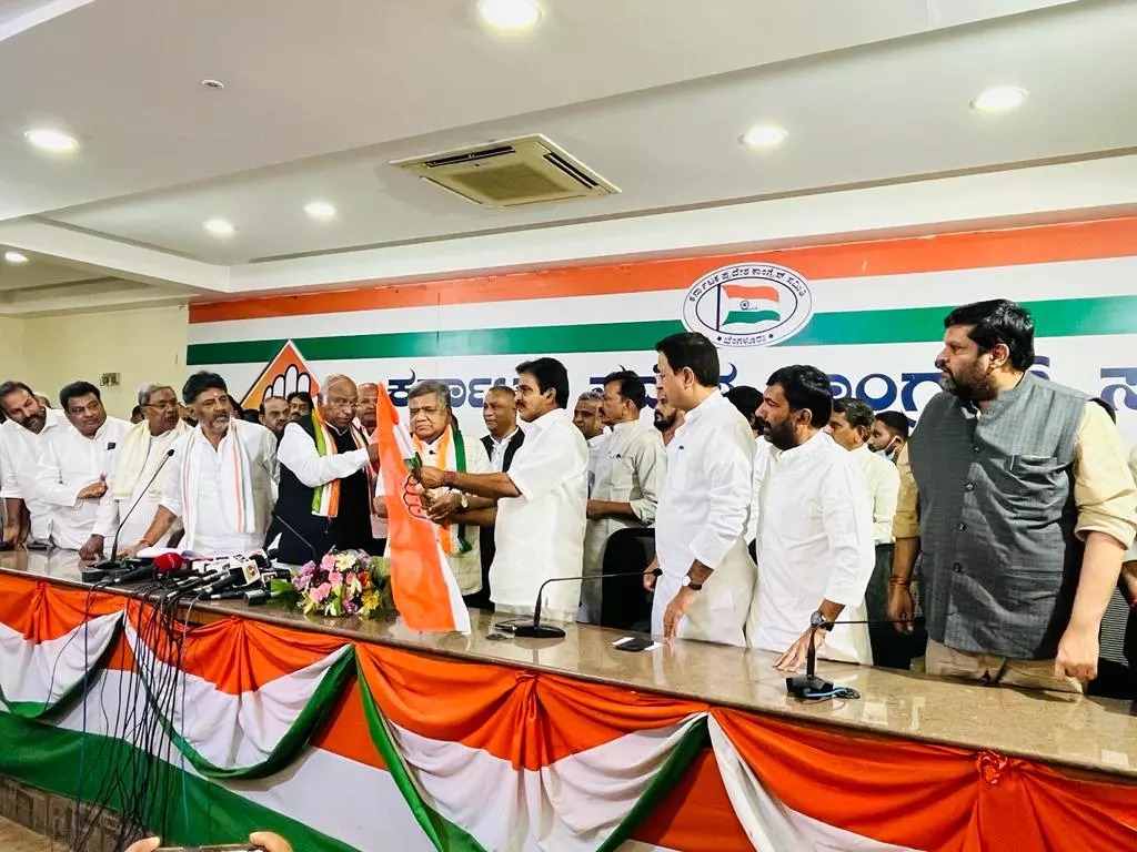 Karnataka polls: Jagadish Shettar joins Congress after quitting BJP Karnataka polls: Jagadish Shettar joins Congress after quitting BJP